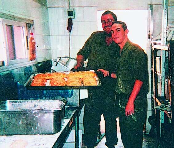 גד עזרא ז"ל אופה חלות בבסיס // צילום: באדיבות המשפחה